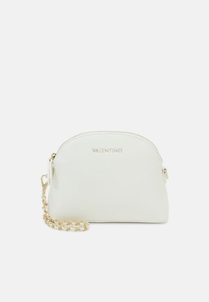 Witte leren handtas met gouden hardware, afgeronde bovenkant, ritsluiting en een gouden kettinghengsel. Heeft minimale branding aan de voorkant.