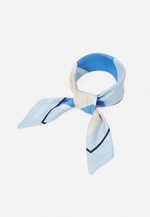 Jasnoniebiesko-biała jedwabna chusta z supłem, zdobiona geometrycznymi wzorami i subtelnym napisem na jednym końcu na jednolitym tle.