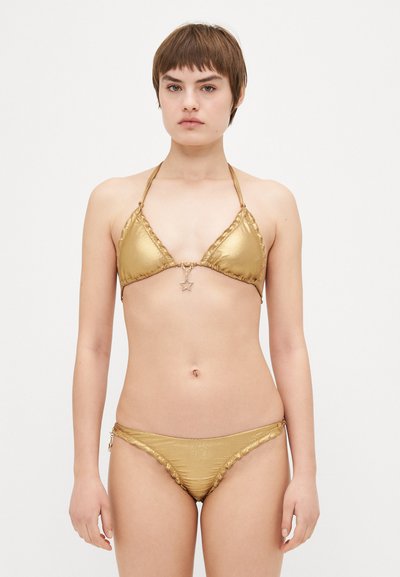 Ensemble bikini doré composé d'un haut triangulaire avec un charme en étoile, et d'un bas assorti avec des bords froncés et des accents en métal sur les côtés.