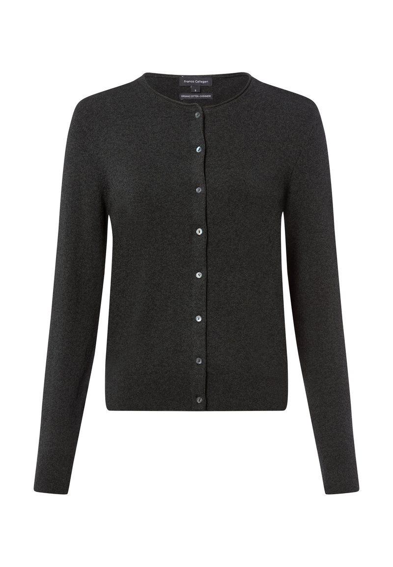 Donkergrijze cardigan van zacht materiaal, met een ronde hals, lange mouwen en een knoopsluiting met lichtblauwe knopen.