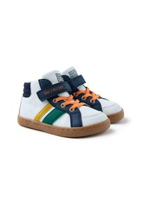 Zapatillas altas de malla blanca y cuero azul, con rayas multicolores en verde y amarillo, cordones naranjas y una correa de Velcro.