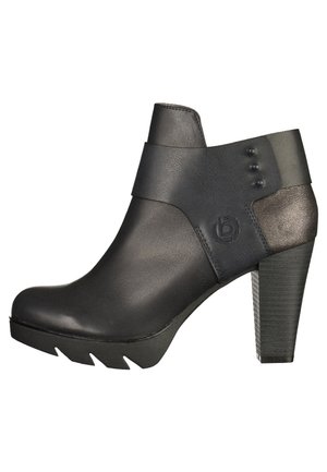 Czarny skórzany botek sięgający kostki z wysokim, warstwowym obcasem, ozdobnym paskiem owiniętym wokół oraz teksturowaną podeszwą zapewniającą przyczepność.