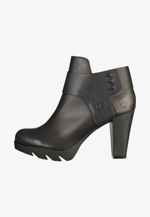 Zwarte leren enkellaars met hoge gestapelde hak, wikkelriemdetail en een gestructureerde zool voor grip.