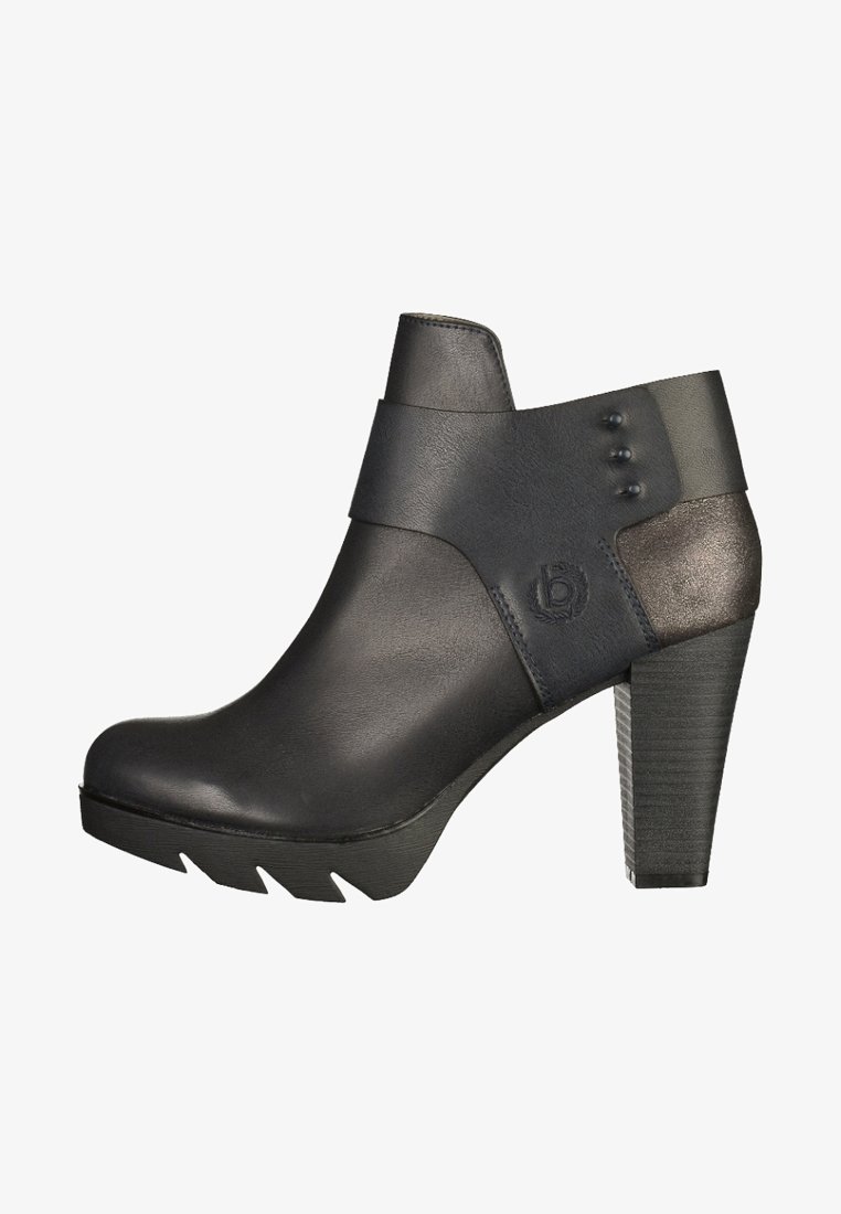 Bottine en cuir noir avec talon haut superposé, détail de sangle enveloppante et semelle texturée pour une meilleure adhérence.