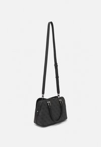 Schwarze Handtasche mit strukturiertem Design, texturiertem Material, zwei oberen Griffen und einem verstellbaren Schultergurt. Verfügt über silberne Hardware-Akzente.