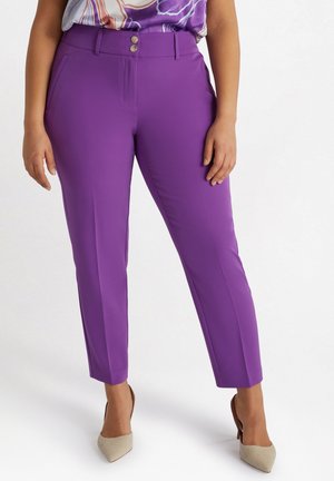Pantalon violet avec une coupe ajustée, doté de deux poches avant et d'une fermeture à double bouton à la taille. Tissu lisse et jambes fuselées.