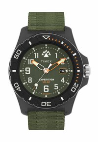 Timex Expedition Solar Uhr mit schwarzem Gehäuse, grünem strukturiertem Ziffernblatt, orangefarbenen Akzenten und grünem Nylonarmband. Wasserdicht bis 50 Meter.