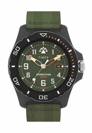 Montre Timex Expedition Solar avec un boîtier noir, un cadran texturé vert, des accents orange et un bracelet en nylon vert. Résistante à l'eau jusqu'à 50 mètres.