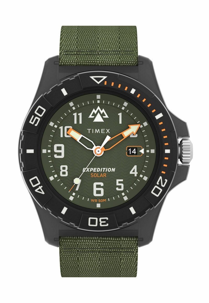 Timex Expedition Solar Uhr mit schwarzem Gehäuse, grünem strukturiertem Ziffernblatt, orangefarbenen Akzenten und grünem Nylonarmband. Wasserdicht bis 50 Meter.