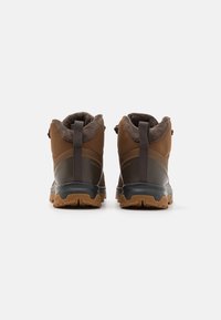 Salomon OUTSNAP CSWP - Pārgājienu apavi - dark earth/delicioso