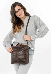 SURI FREY HADLEY - Bandolera - brown