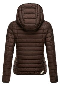 Bruine pufferjas met een capuchon, horizontaal gestikte ontwerpen en ritssluiting. Zacht, glanzend materiaal met zichtbare stiksels.
