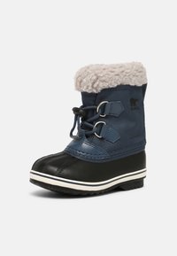 Bota impermeável azul marinho com uma sola de borracha preta, faixa de destaque branca e forro de pelúcia na parte superior. Possui fechamento com atacadores.