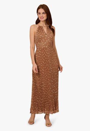Braunes Maxikleid mit einem gefalteten Design, Halterneck und weißen Punkten. Leichter Stoff mit enganliegendem Oberteil und fließendem Rock.