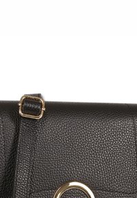 Zwarte leren handtas met een gestructureerde afwerking, voorzien van een gouden cirkelaccent en een vierkante gespenbanddetail.