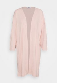 Cardigan abierto de color rosa claro, confeccionado con una tela texturizada, con mangas tres cuartos y un corte relajado. Sin cierres ni patrones.