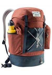 Sac à dos rouge et marine avec un haut arrondi, un porte-bouteille sur le côté et une poche avant arborant un design en corde blanche. Tissu et bretelles durables.