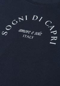 Dark navy fabric with white text "SOGNI DI CAPRI" curved above "amore e sole ITALY" in smaller font.