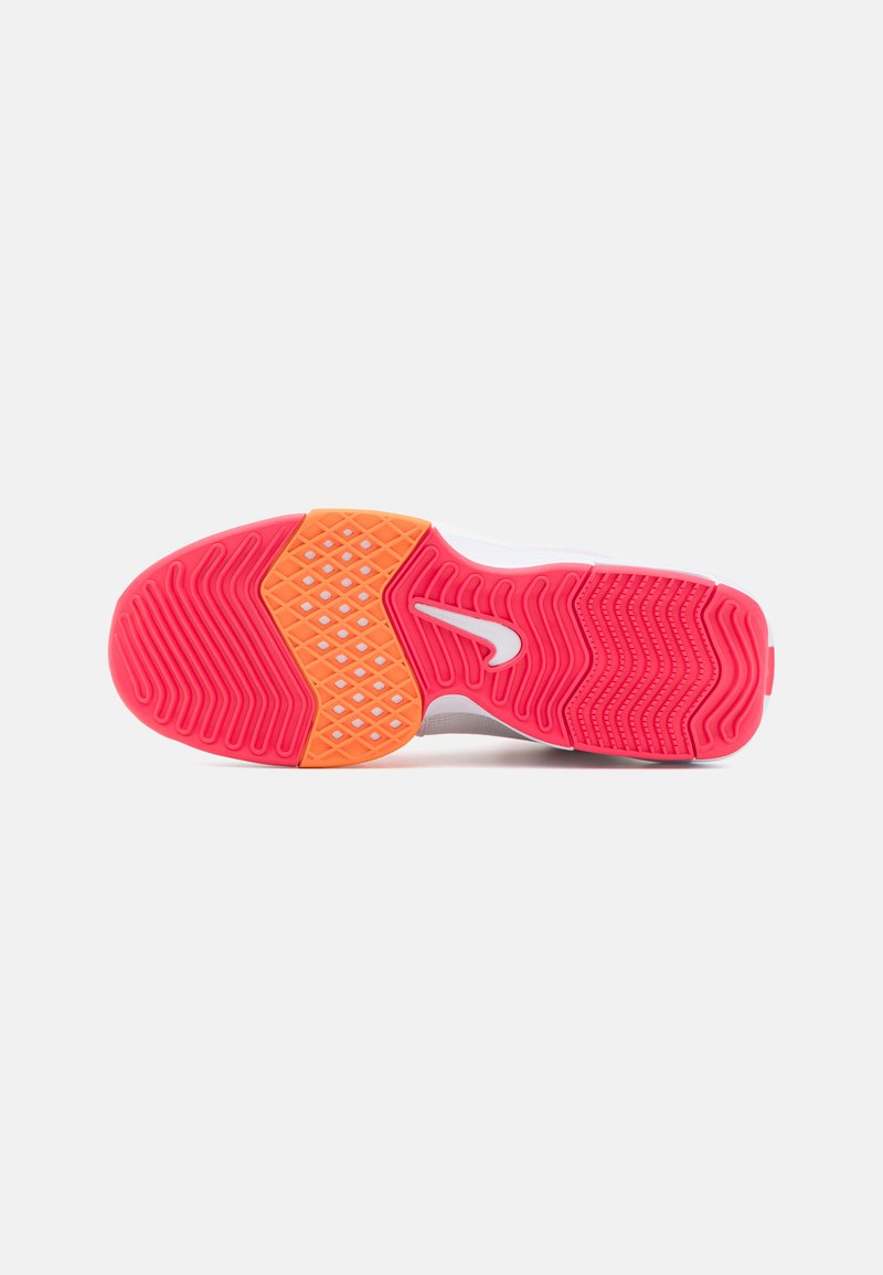 Semelle de chaussure de sport avec un design en caoutchouc vibrant rose et orange. Comprend des motifs de grip texturés et un accent de logo blanc.