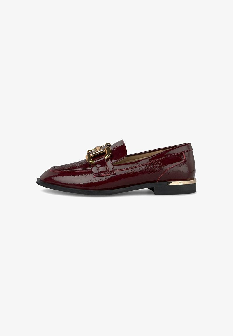 Bordeauxfarbene Lackleder Slipper mit goldfarbener Schnalle, spitzer Zehenform, niedrigem Absatz und glatter Textur. Klassisches Design mit metallic Akzent.