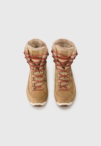 Beige Wildlederstiefel mit roten Schnürsenkeln, einem mit Fell gefütterten Kragen und beigen Akzenten. Das Design verfügt über eine strukturierte Oberfläche und eine strapazierfähige Gummisohle.