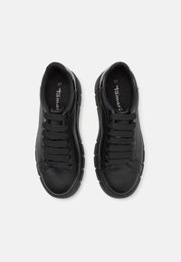 Paire de baskets en cuir noir avec lacets noirs, bouts arrondis et taille 37 imprimée à l’intérieur.