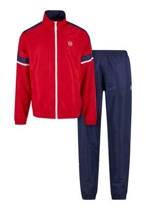Rød atletisk jakke med høj krave, hvid lynlås og marineblå detaljer, parret med marineblå sweatpants med elastisk liv og logo.