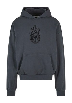 Pilkas gobtuvu džemperis su kengūros kišene, ant krūtinės yra juodas ugnies ir krepšinio grafikos siuvinėtas piešinys. Medvilnės mišinys.