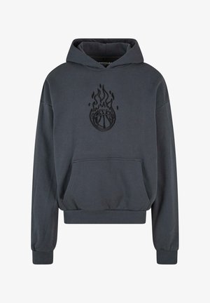 Pilkas gobtuvu džemperis su kengūros kišene, ant krūtinės yra juodas ugnies ir krepšinio grafikos siuvinėtas piešinys. Medvilnės mišinys.