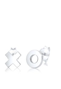 Ezüst fülbevalók geometrikus formákkal: egy "X" és egy "O". Simább árnyalatú, polírozott felület és átlátszó hátlap.