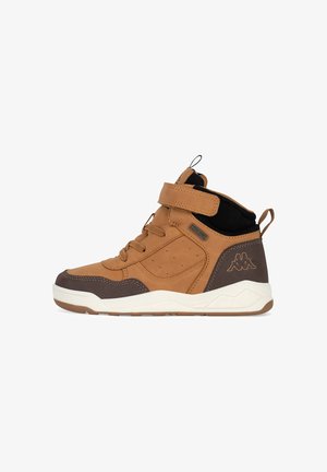Brązowy i ciemnobrązowy wysoki sneaker z białą podeszwą, sznurowadłami, paskiem na rzep, pętelkami do ściągania oraz logo po stronie pięty.