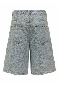 Pantalones cortos de mezclilla de color azul claro, con un patrón grabado, corte a media longitud y dos bolsillos traseros.