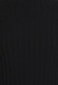 Tissu noir avec un motif de texture côtelée verticale, des nervures étroites uniformément espacées allant de haut en bas.
