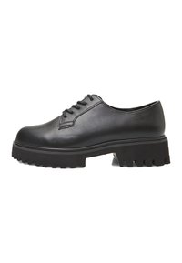 Chaussures en cuir noir à lacets avec un bout rond, semelle en caoutchouc épaisse et texturée, et un subtil détail de couture le long du bord supérieur.