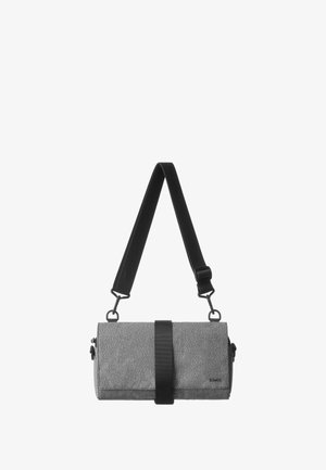 Graue, strukturierte Tasche mit zylindrischer Form, schwarzem verstellbarem Riemen und einem kontrastierenden schwarzen Riemen in der Mitte zum Verschließen.