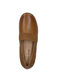 Vaaleanruskeat nahkaiset liukuva kengät, joissa on leveä joustovyö jalkaterän päällä. Tasainen pinta, jossa on hieman teksturoitu kanta. Kevyt muotoilu.