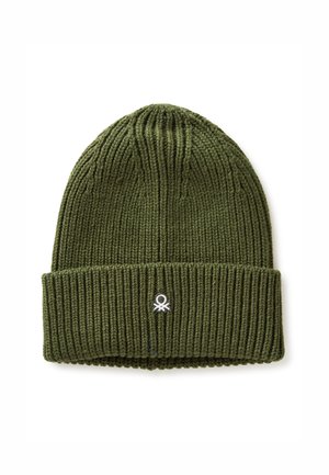 Oliwkowa wełniana czapka z prążkowanym wzorem i złożonym mankietem. Posiada małe białe logo wyszyte z boku.