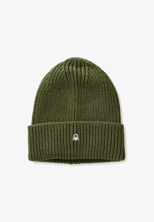 Oliwkowa wełniana czapka z prążkowanym wzorem i złożonym mankietem. Posiada małe białe logo wyszyte z boku.