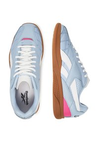 Šviesiai mėlyni sportiniai batai su baltais akcentais, turintys tekstūruotą odo viršutinę dalį, rožinį detalę kulne ir gumos padą.