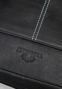Borsa in pelle nera con cuciture in azzurro chiaro a contrasto e logo impresso. Texture liscia con linee pulite e design minimal.