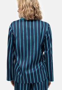 Navy blazer met verticale strepen in lichtblauw en wit, met lange mouwen en een gladde textuur, die de achterkant laat zien.