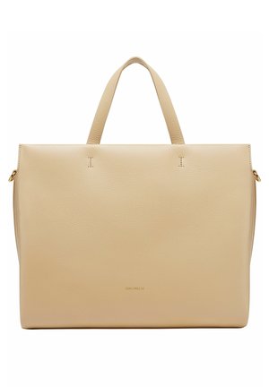Sac fourre-tout en cuir beige avec deux anses, design plat, détails de couture subtils et un logo doré au centre en bas.