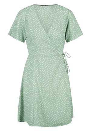 Lysegrøn slå-om kjole med korte ærmer og lille hvidt blomsterprint, bundet i taljen med tynde snore i siderne.