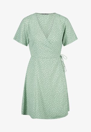 Robe portefeuille vert clair à manches courtes avec un petit motif floral blanc, nouée à la taille avec de fines lanières latérales.