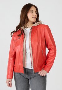 Röd läderjacka med en beigefärgad huva, dragkedja fram, sidofickor och slät textur, bärs över en vit skjorta och grå jeans.