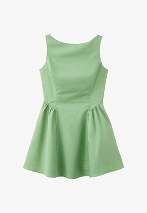 Ærmeløs, lysegrøn kjole i knælængde med tætsiddende overdel og udvidet skørt, med diskrete folder ved taljen.