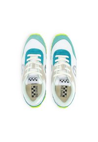 Baskets avec une tige en maille blanche, des accents turquoise et gris, des semelles en caoutchouc vert et des lacets blancs. Présente une étiquette à motif damier à l'intérieur.