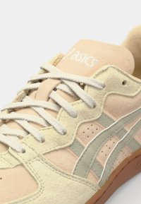 ASICS SportStyle SKYHAND OG UNISEX - Tenisky - marzipan/dried leaf green