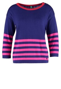 Marinblått tröja med horisontella rosa ränder. Har en vid halsringning och trekvartslånga ärmar. Mjukt stickat material.