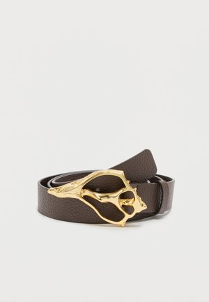 Ceinture en cuir brun foncé texturé avec une boucle en métal doré abstraite et de forme irrégulière sur un fond neutre.